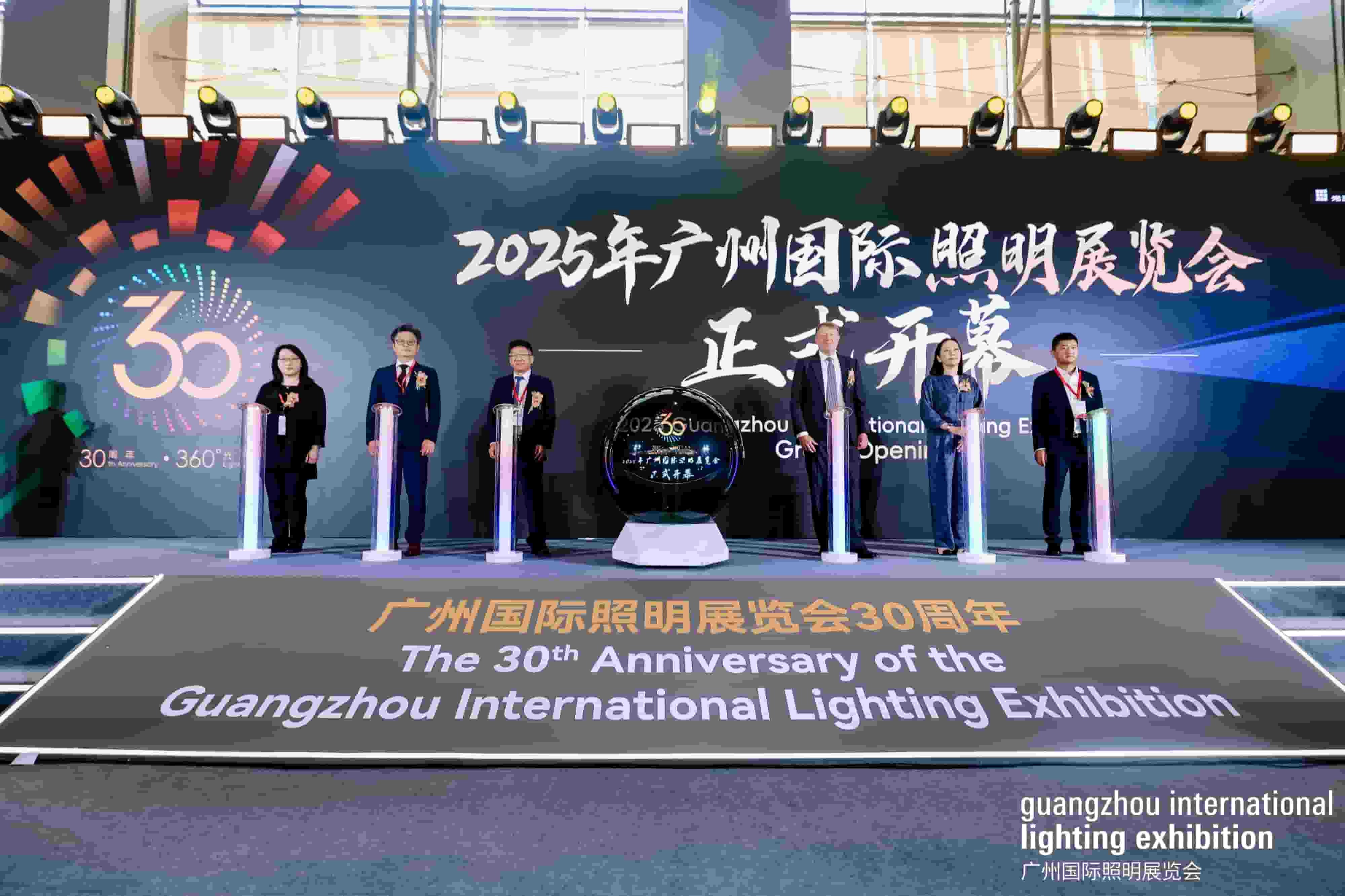 Najnowsze blogi firmy Wielkie Otwarcie Międzynarodowych Targów Oświetlenia w Guangzhou 2025 (GILE)