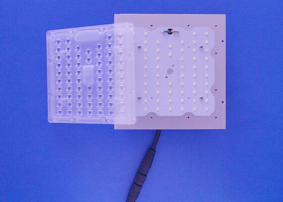 kupować 64 diody led 50 W moduł obiektywu PC Array 80 x 150 stopni 130-140 lm / W. produkcja online
